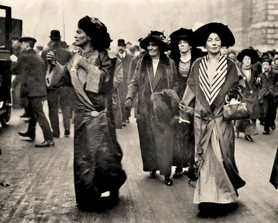 Emmeline Pethick Lawrence i Christabel Pankhurst, ok. 1908 (zdjęcie) autorstwa Unbekannt