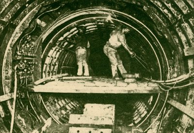 Powiększanie tuneli na linii kolejowej City and South London Railway, Pokazywanie nowych i starych średnic, 1930. autorstwa Unbekannt