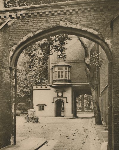Dziedziniec wejściowy i brama klasztoru, c1935. autorstwa Unbekannt