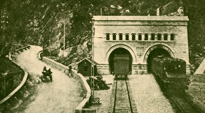Wejście do tunelu Simplon o długości 12 mil, łączącego Szwajcarię i Włochy, ok. 1930. autorstwa Unbekannt
