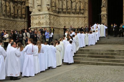 Procesja wejściowal. Święcenia biskupie. Katedra w Amiens, Amiens, Francja autorstwa Unbekannt