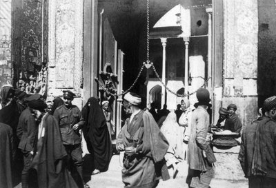 Wejście do meczetu Kazimain, Irak, 1917-1919 autorstwa Unbekannt