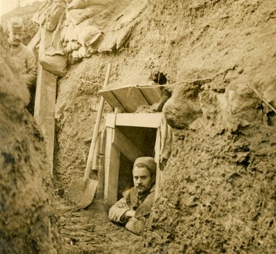 Wejście do schronu ziemianka, c1914-c1918 autorstwa Unbekannt