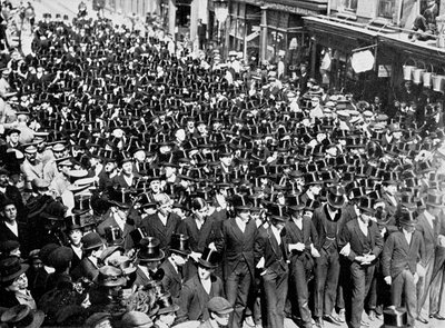 Chłopcy z Eton słuchający proklamacji na moście Windsor, Berkshire, 1910 autorstwa Unbekannt