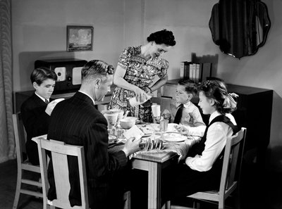 Rodzina na śniadaniu, ok. 1948 autorstwa Unbekannt