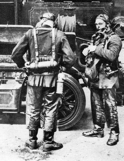 Strażacy w hełmach dymnych, zakłady gumowe przy Farringdon Street, Londyn, 1926-1927 autorstwa Unbekannt