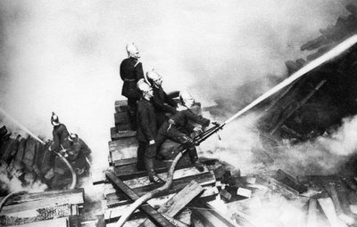 Strażacy walczący z pożarem na składowisku drewna, Londyn, 1926-1927 autorstwa Unbekannt