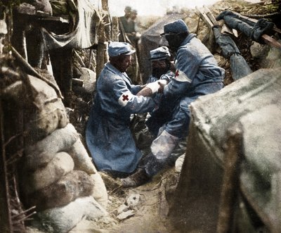 Pierwsza pomoc rannemu mężczyźnie w jednym z francuskich okopów, 1915 autorstwa Unbekannt