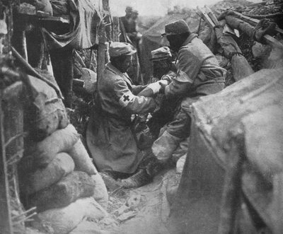 Pierwsza pomoc rannemu mężczyźnie w jednym z francuskich okopów, 1915 autorstwa Unbekannt
