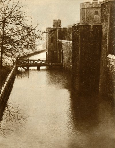 Wody powodziowe w fosie w Tower of London, 1928, 1935. autorstwa Unbekannt