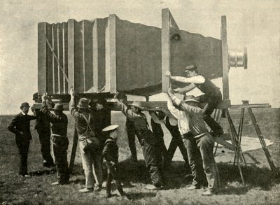Skupiając gigantyczny aparat do pracy, 1901. autorstwa Unbekannt