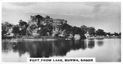 Fort z jeziora, Burwa, Sagor, Indie, ok. 1925 r. autorstwa Unbekannt