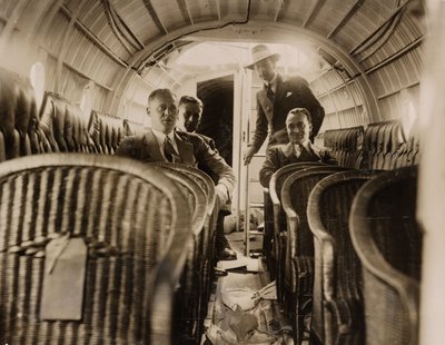 Czterech mężczyzn w kabinie pasażerskiej latającej łodzi Supermarine „Swan”, ok. 1924 r autorstwa Unbekannt