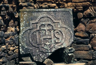 Francusko-makoński symbol i inicjały Chrystusa wyryte na kamieniu, miejsce misji jezuickich San Ignacio Mini w Argentynie, założone w 1611 r. (kamień) autorstwa Unbekannt