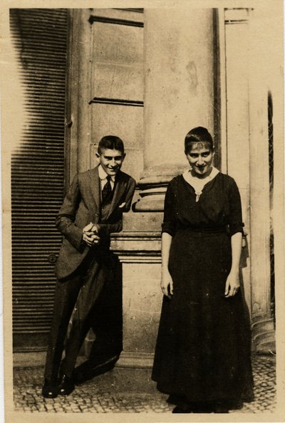 Franz Kafka z siostrą Ottlą przed Oppelt House w Pradze autorstwa Unbekannt