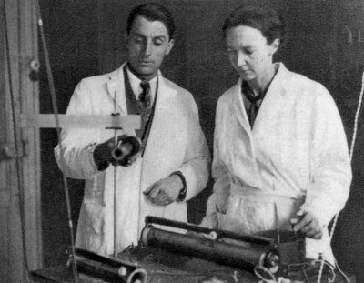Frederic Joliot i Irene Joliot-Curie, francuscy naukowcy, 1935 autorstwa Unbekannt