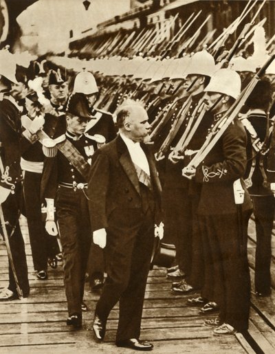 Prezydent Francji Raymond Poincaré z Edwardem, księciem Walii, w Portsmouth, czerwiec 1913, 1935. autorstwa Unbekannt