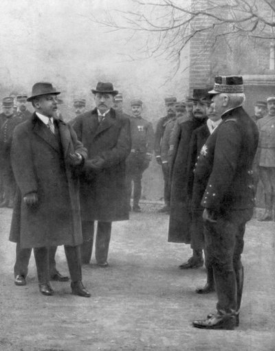 Prezydent Francji Raymond Poincare na spotkaniu z generałem Josephem Joffre, 1914. autorstwa Unbekannt
