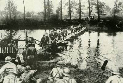 Wojska francuskie przekraczające rzekę, 1919. autorstwa Unbekannt