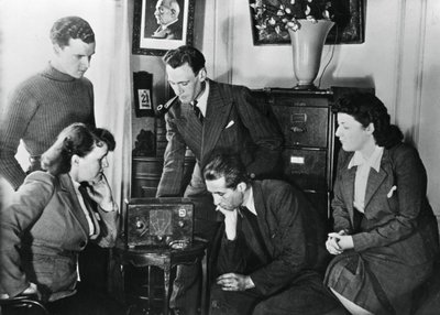 Obywatele francuscy słuchający audycji wicepremiera Vichy, admirała Darlana, 23 maja 1941 r. autorstwa Unbekannt