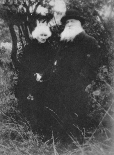 Francuski rzeźbiarz Auguste Rodin sfotografowany w parku swojej willi w Meudon, 1916, 1939 autorstwa Unbekannt