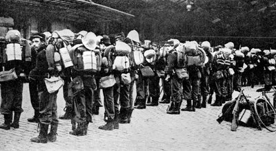 Żołnierze francuscy na stacji kolejowej, Paryż, I wojna światowa, 1914 autorstwa Unbekannt