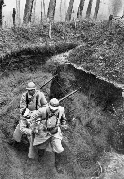 Żołnierze francuscy niosący rannego towarzysza z frontu, I wojna światowa, 1917, c1920 autorstwa Unbekannt