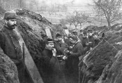 Żołnierze francuscy w okopach jedzący racje żywnościowe, Francja, 1915 autorstwa Unbekannt