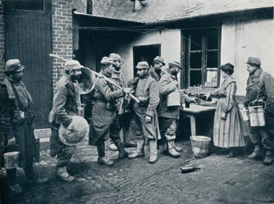 Żołnierze francuscy powracający z okopów zatrzymują się na posiłek, ok. 1914 autorstwa Unbekannt