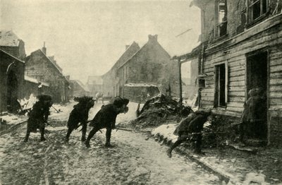 Wojska francuskie przechodzące przez ulicę wsi pod ostrzałem niemieckim, I wojna światowa, 1914-1915, ok.1920. autorstwa Unbekannt