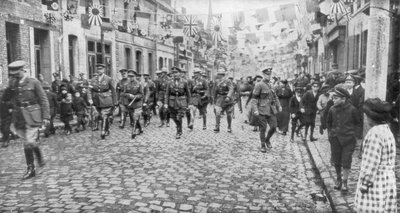 Generał Currie i oddziały kanadyjskie przechodzą przez wyzwolone miasto, 27 października 1918 r. autorstwa Unbekannt