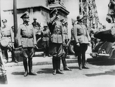Generał von Bock pozdrawiający niemieckie wojska paradujące za Łukiem Triumfalnym, Paryż, 14 czerwca 1940 r autorstwa Unbekannt