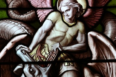 Genewa, Genewa, Szwajcaria, le 5.07.2015 - Bazylika Notre-Dame w Genewie. Witraż. Anioł walczący z Szatanem jako smok. autorstwa Unbekannt