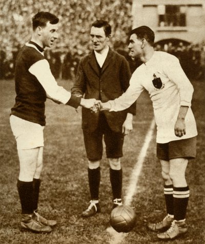 George Kay i Joe Smith przed rozpoczęciem, finał FA Cup, stadion Wembley, Londyn, 1923, 1935. autorstwa Unbekannt