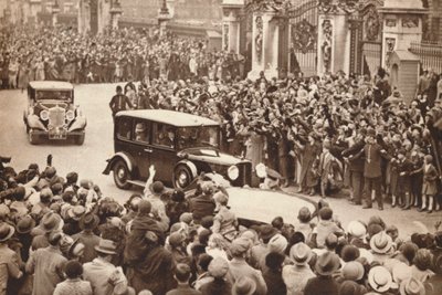 Jerzy VI i królowa Elżbieta opuszczają Pałac Buckingham na wakacje w Windsor, 1937 r. autorstwa Unbekannt