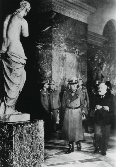 Niemiecki feldmarszałek von Rundstedt z wizytą w Luwrze, okupowany Paryż, październik 1940 autorstwa Unbekannt