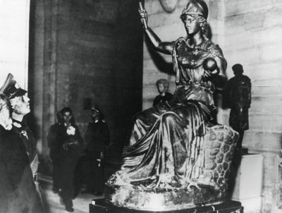 Niemiecki feldmarszałek von Rundstedt z wizytą w Luwrze, okupowany Paryż, październik 1940 autorstwa Unbekannt