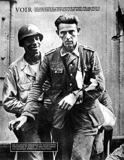 Niemiecki jeniec wojenny przybywający do Anglii w eskorcie amerykańskiego żołnierza, 1944 r. autorstwa Unbekannt