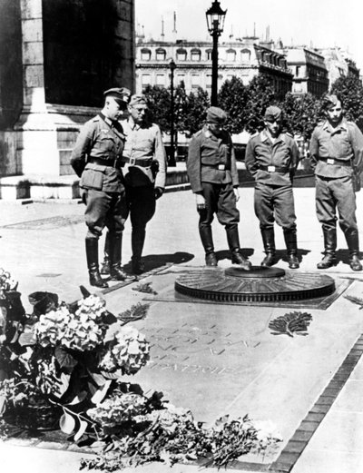 Żołnierze niemieccy przy Grobie Nieznanego Żołnierza pod Łukiem Triumfalnym, Paryż, grudzień 1940 autorstwa Unbekannt