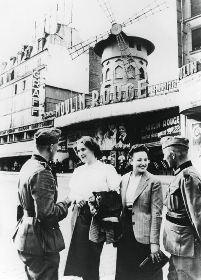 Niemieccy żołnierze zagadujący Francuzki przed Moulin Rouge, okupowany Paryż, czerwiec 1940 autorstwa Unbekannt