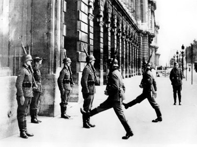 Żołnierze niemieccy na warcie przed Hotelem Crillon, Paryż, 7 października 1940 autorstwa Unbekannt