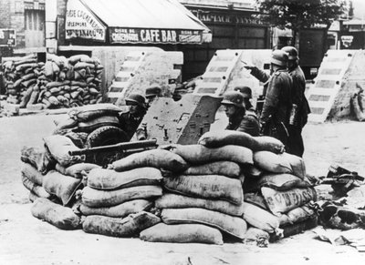 Żołnierze niemieccy ze zdobytą francuską barykadą pod Paryżem, czerwiec 1940 autorstwa Unbekannt
