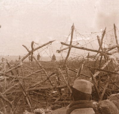 Niemcy wychodzący z okopów, Massiges, północna Francja, c1914-c1918. autorstwa Unbekannt