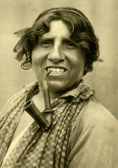 Cyganka paląca fajkę, Burgenland, Austria, c1935. autorstwa Unbekannt