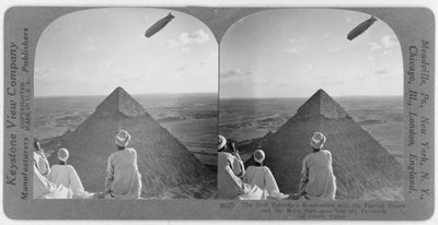 Graf Zeppelin nad piramidami w Gizie, ok. 1930 (stereograf) autorstwa Unbekannt
