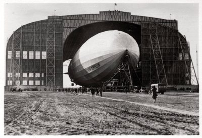 Graf Zeppelin przymocowany do ruchomego masztu kotwicznego, Lakehurst, New Jersey, USA, 1930, 1933 autorstwa Unbekannt