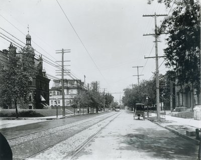Grand Avenue na północ od Washington Avenue. Trzeci Kościół Baptystów po prawej. University Club po lewej, dawna rezydencja George