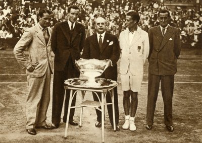 Wielka Brytania zdobywa mistrzostwo w tenisie Davis Cup, Paryż, 30 lipca 1933, 1935. autorstwa Unbekannt