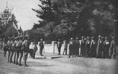 Grenadier Guards z nowymi kapeluszami odciążającymi straże w kwaterze głównej Lorda Robertsa, Pretoria, 1 autorstwa Unbekannt