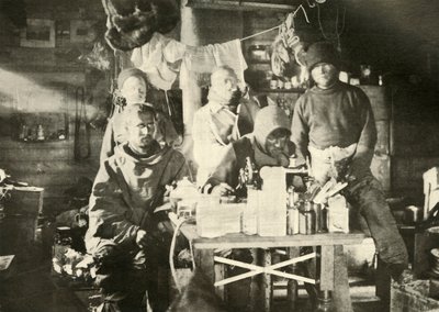 Grupa w chacie latem: Joyce przy maszynie do szycia, 1908, 1909. autorstwa Unbekannt